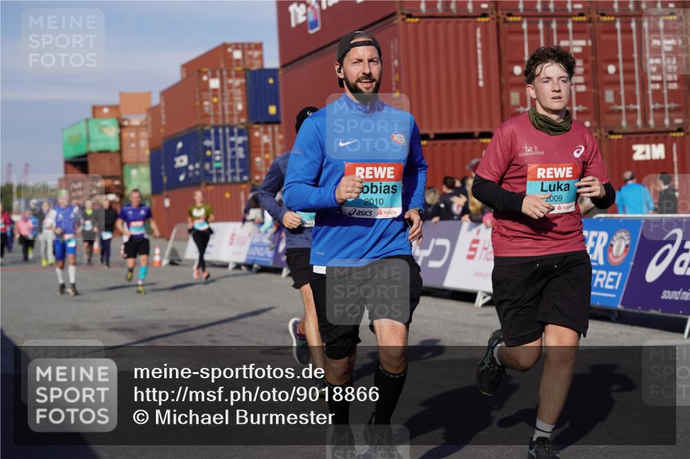03.10.2025 - Köhlbrandbrückenlauf Michael Burmester http://msf.ph/oto/9018866 03.10.2025 10:19:00 Ziel 1166, 1212, 1295, 1862, 1868, 2009, 2010, 2675, 3050, 3051, 3108, 3505, 3506, 3587 meine-sportfotos.de