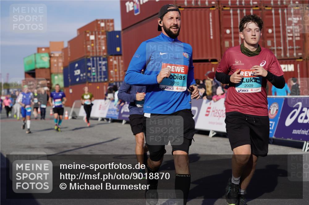 03.10.2025 - Köhlbrandbrückenlauf Michael Burmester http://msf.ph/oto/9018870 03.10.2025 10:19:00 Ziel 1166, 1212, 1295, 1862, 1868, 2009, 2010, 2675, 3050, 3051, 3108, 3505, 3506, 3587 meine-sportfotos.de