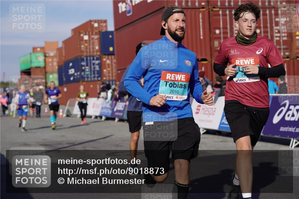03.10.2025 - Köhlbrandbrückenlauf Michael Burmester http://msf.ph/oto/9018873 03.10.2025 10:19:00 Ziel 1166, 1212, 1295, 1862, 1868, 2009, 2010, 2675, 3050, 3051, 3108, 3505, 3506, 3587 meine-sportfotos.de