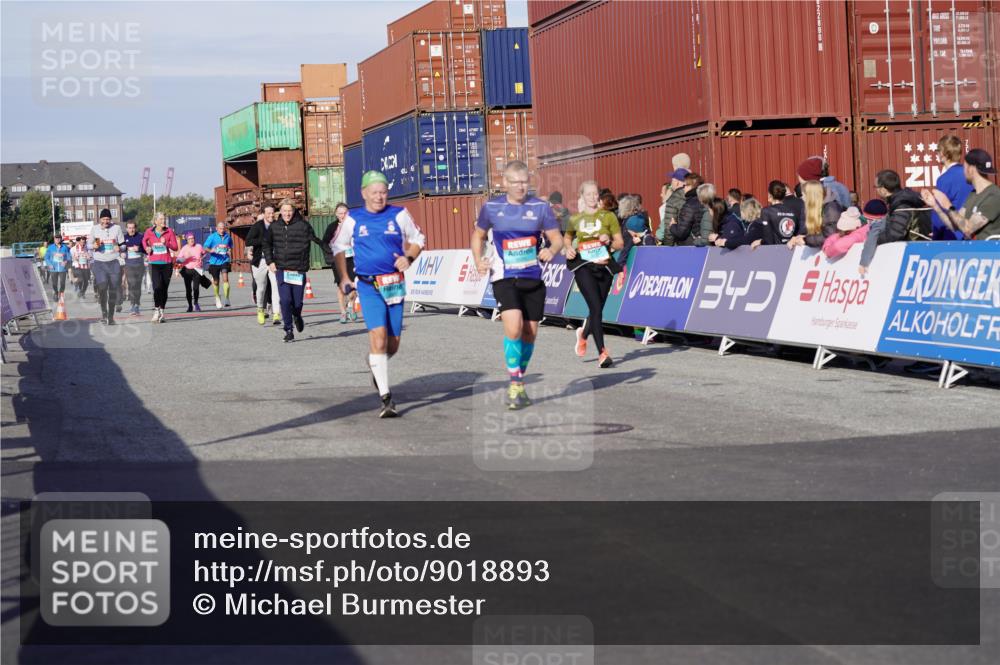 03.10.2025 - Köhlbrandbrückenlauf Michael Burmester http://msf.ph/oto/9018893 03.10.2025 10:19:03 Ziel 1162, 1166, 1372, 1862, 2009, 2010, 2180, 2675, 2851, 2853, 3051, 3108, 3505, 3506, 3732 meine-sportfotos.de