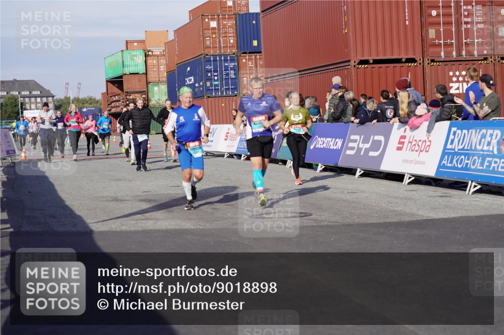 03.10.2025 - Köhlbrandbrückenlauf Michael Burmester http://msf.ph/oto/9018898 03.10.2025 10:19:03 Ziel 1162, 1166, 1372, 1862, 2009, 2010, 2180, 2675, 2851, 2853, 3051, 3108, 3505, 3506, 3732 meine-sportfotos.de