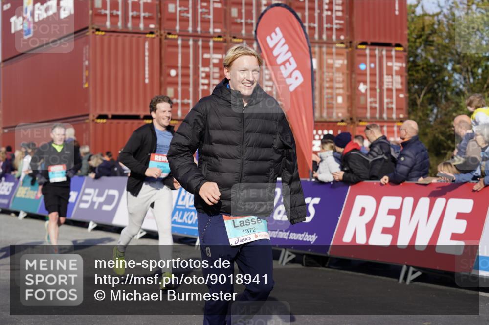 03.10.2025 - Köhlbrandbrückenlauf Michael Burmester http://msf.ph/oto/9018941 03.10.2025 10:19:08 Ziel 1162, 1372, 1712, 1803, 2180, 2231, 2421, 2851, 2853, 3031, 3108, 3133, 3505, 3506, 3676, 3732 meine-sportfotos.de