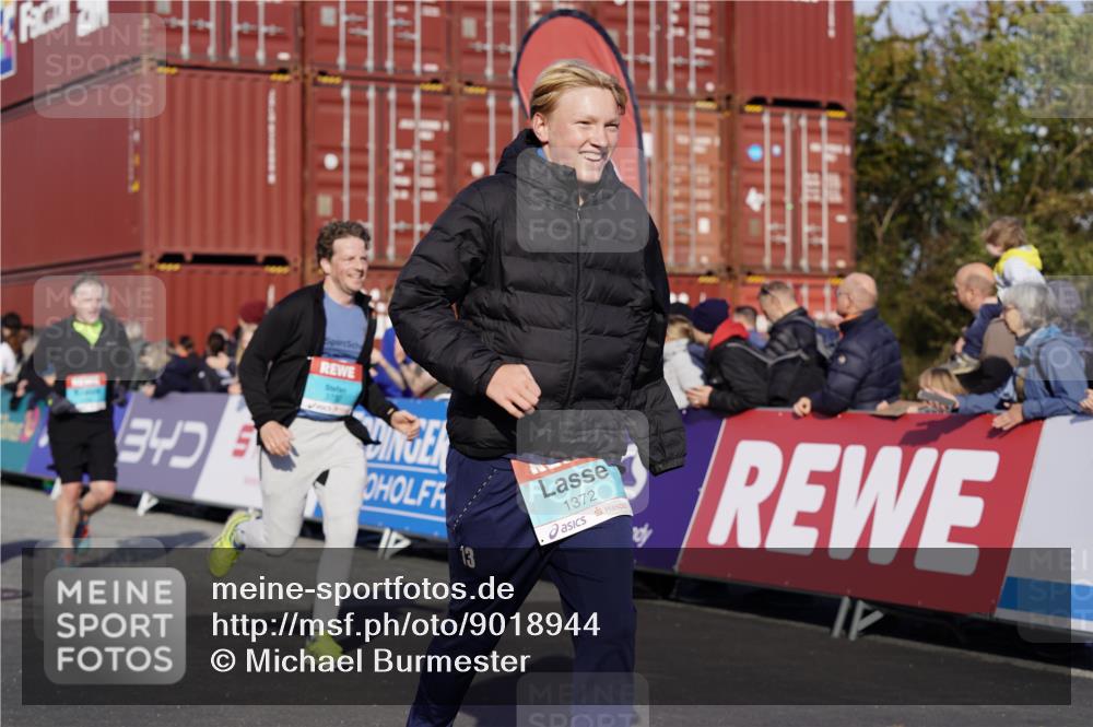 03.10.2025 - Köhlbrandbrückenlauf Michael Burmester http://msf.ph/oto/9018944 03.10.2025 10:19:09 Ziel 1162, 1372, 1556, 1712, 1803, 2180, 2231, 2421, 2851, 2853, 3031, 3108, 3133, 3505, 3506, 3676, 3732 meine-sportfotos.de