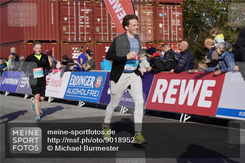 03.10.2025 - Köhlbrandbrückenlauf Michael Burmester http://msf.ph/oto/9018952 03.10.2025 10:19:09 Ziel 1162, 1372, 1556, 1712, 1803, 2180, 2231, 2421, 2851, 2853, 3031, 3108, 3133, 3505, 3506, 3676, 3732 meine-sportfotos.de