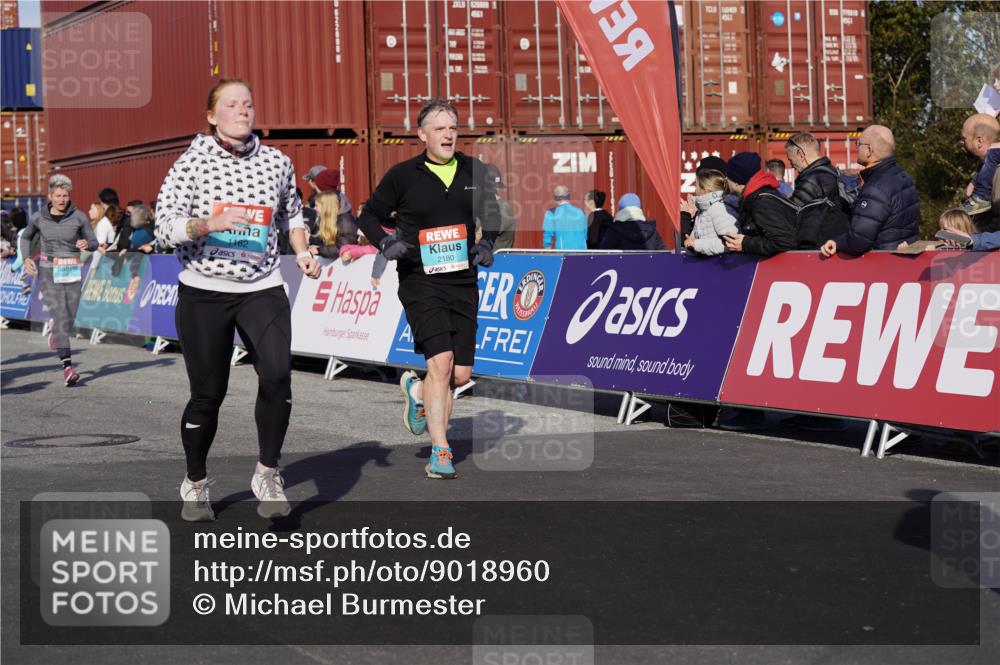 03.10.2025 - Köhlbrandbrückenlauf Michael Burmester http://msf.ph/oto/9018960 03.10.2025 10:19:10 Ziel 1162, 1372, 1556, 1712, 1803, 2180, 2231, 2421, 2851, 2853, 2886, 3031, 3108, 3133, 3558, 3676, 3732 meine-sportfotos.de