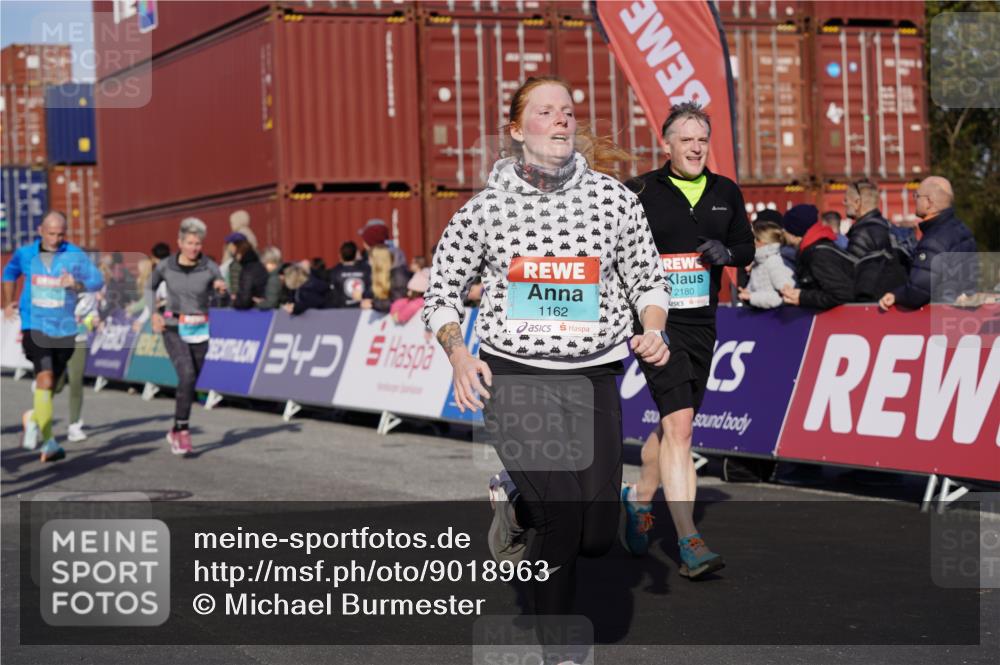 03.10.2025 - Köhlbrandbrückenlauf Michael Burmester http://msf.ph/oto/9018963 03.10.2025 10:19:10 Ziel 1162, 1372, 1556, 1712, 1803, 2180, 2231, 2421, 2851, 2853, 2886, 3031, 3108, 3133, 3558, 3676, 3732 meine-sportfotos.de