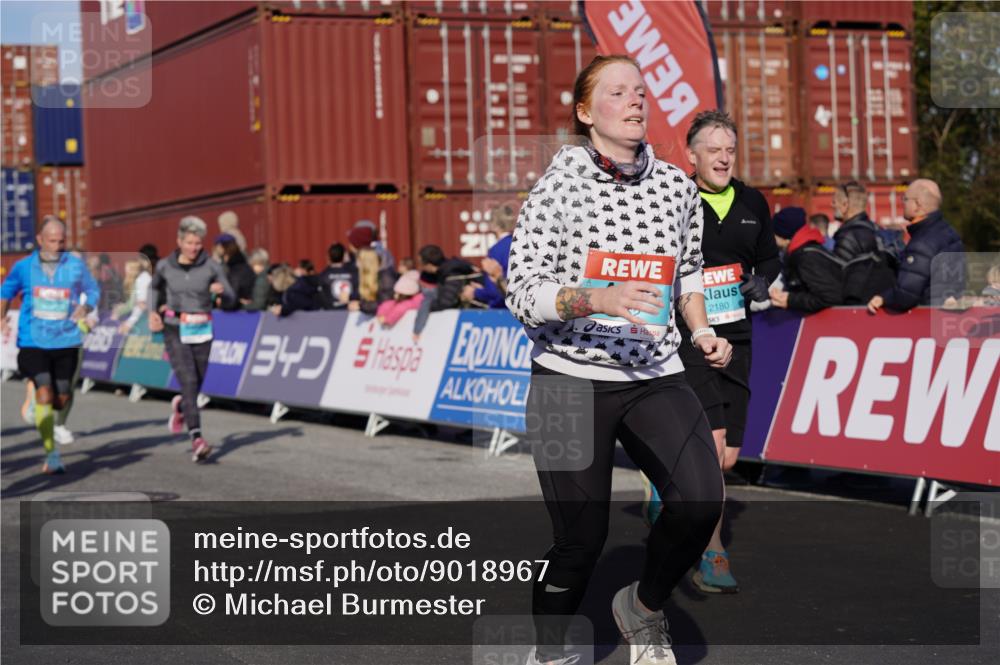 03.10.2025 - Köhlbrandbrückenlauf Michael Burmester http://msf.ph/oto/9018967 03.10.2025 10:19:10 Ziel 1162, 1372, 1556, 1712, 1803, 2180, 2231, 2421, 2851, 2853, 2886, 3031, 3108, 3133, 3558, 3676, 3732 meine-sportfotos.de
