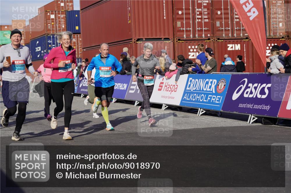 03.10.2025 - Köhlbrandbrückenlauf Michael Burmester http://msf.ph/oto/9018970 03.10.2025 10:19:11 Ziel 1162, 1372, 1556, 1712, 1803, 2180, 2231, 2421, 2851, 2853, 2885, 2886, 3031, 3133, 3558, 3676, 3732, 3828 meine-sportfotos.de