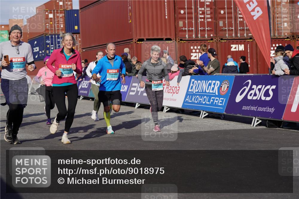 03.10.2025 - Köhlbrandbrückenlauf Michael Burmester http://msf.ph/oto/9018975 03.10.2025 10:19:11 Ziel 1162, 1372, 1556, 1712, 1803, 2180, 2231, 2421, 2851, 2853, 2885, 2886, 3031, 3133, 3558, 3676, 3732, 3828 meine-sportfotos.de