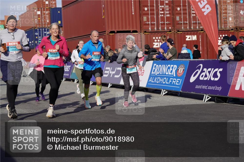03.10.2025 - Köhlbrandbrückenlauf Michael Burmester http://msf.ph/oto/9018980 03.10.2025 10:19:11 Ziel 1162, 1372, 1556, 1712, 1803, 2180, 2231, 2421, 2851, 2853, 2885, 2886, 3031, 3133, 3558, 3676, 3732, 3828 meine-sportfotos.de