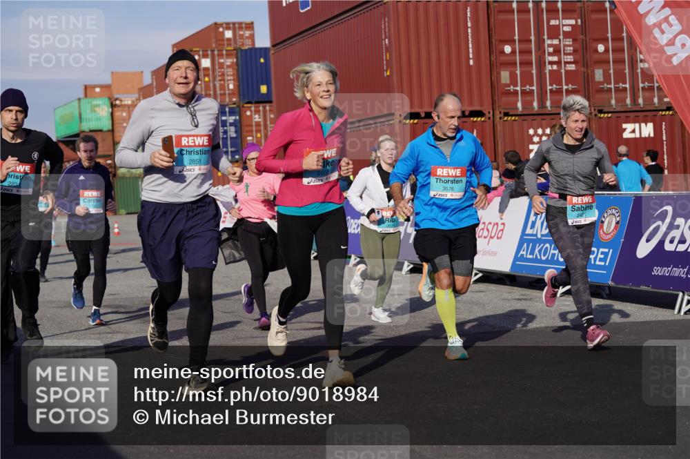 03.10.2025 - Köhlbrandbrückenlauf Michael Burmester http://msf.ph/oto/9018984 03.10.2025 10:19:12 Ziel 1162, 1372, 1556, 1712, 1803, 2180, 2231, 2421, 2851, 2853, 2885, 2886, 3031, 3133, 3558, 3676, 3732, 3828 meine-sportfotos.de