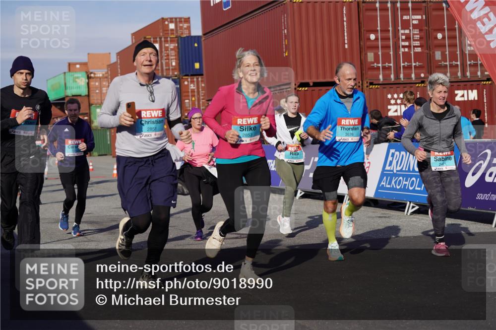 03.10.2025 - Köhlbrandbrückenlauf Michael Burmester http://msf.ph/oto/9018990 03.10.2025 10:19:12 Ziel 1162, 1372, 1556, 1712, 1803, 2180, 2231, 2421, 2851, 2853, 2885, 2886, 3031, 3133, 3558, 3676, 3732, 3828 meine-sportfotos.de