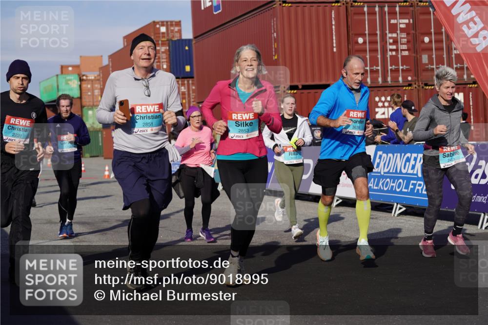 03.10.2025 - Köhlbrandbrückenlauf Michael Burmester http://msf.ph/oto/9018995 03.10.2025 10:19:12 Ziel 1162, 1372, 1556, 1712, 1803, 2180, 2231, 2421, 2851, 2853, 2885, 2886, 3031, 3133, 3558, 3676, 3732, 3828 meine-sportfotos.de