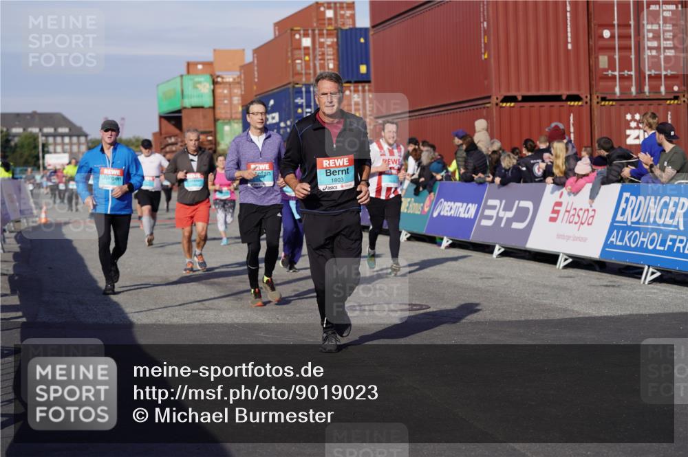 03.10.2025 - Köhlbrandbrückenlauf Michael Burmester http://msf.ph/oto/9019023 03.10.2025 10:19:16 Ziel 1502, 1531, 1556, 1712, 1803, 2231, 2421, 2885, 2886, 3031, 3133, 3239, 3558, 3676, 3815, 3828 meine-sportfotos.de
