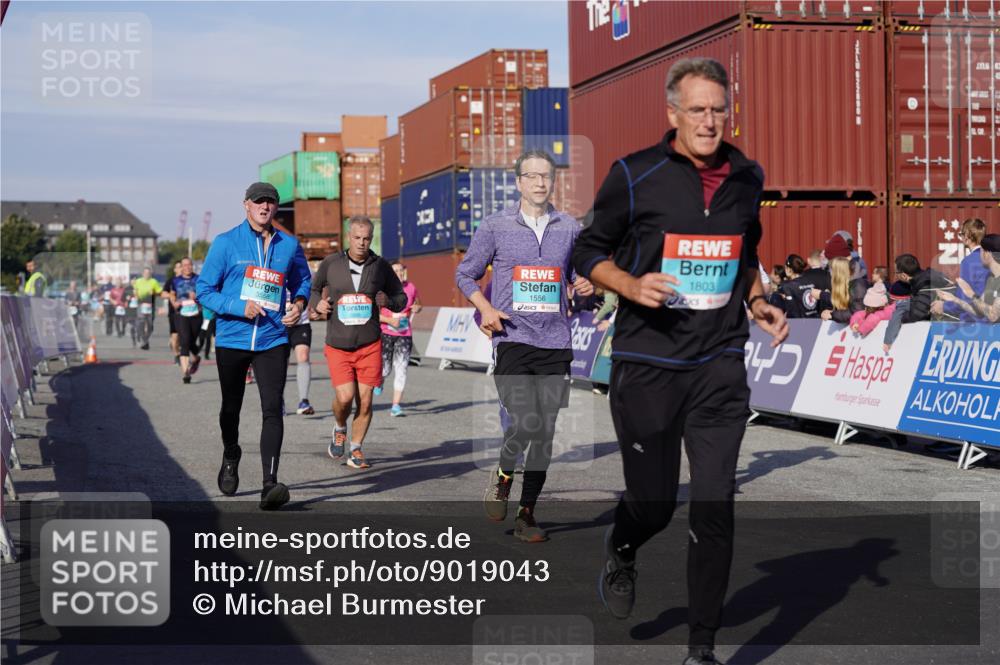03.10.2025 - Köhlbrandbrückenlauf Michael Burmester http://msf.ph/oto/9019043 03.10.2025 10:19:17 Ziel 1502, 1531, 1556, 1712, 1803, 2231, 2421, 2885, 2886, 3031, 3133, 3239, 3558, 3676, 3815, 3828 meine-sportfotos.de