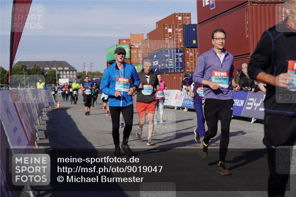 03.10.2025 - Köhlbrandbrückenlauf Michael Burmester http://msf.ph/oto/9019047 03.10.2025 10:19:18 Ziel 1310, 1502, 1531, 1556, 1690, 1803, 2231, 2421, 2885, 2886, 3031, 3239, 3558, 3676, 3815, 3828 meine-sportfotos.de