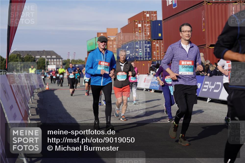 03.10.2025 - Köhlbrandbrückenlauf Michael Burmester http://msf.ph/oto/9019050 03.10.2025 10:19:18 Ziel 1310, 1502, 1531, 1556, 1690, 1803, 2231, 2421, 2885, 2886, 3031, 3239, 3558, 3676, 3815, 3828 meine-sportfotos.de