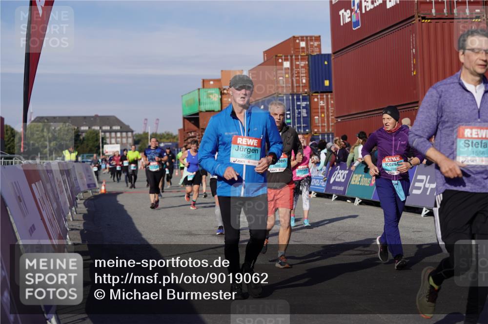 03.10.2025 - Köhlbrandbrückenlauf Michael Burmester http://msf.ph/oto/9019062 03.10.2025 10:19:18 Ziel 1310, 1502, 1531, 1556, 1690, 1803, 2231, 2421, 2885, 2886, 3031, 3239, 3558, 3676, 3815, 3828 meine-sportfotos.de