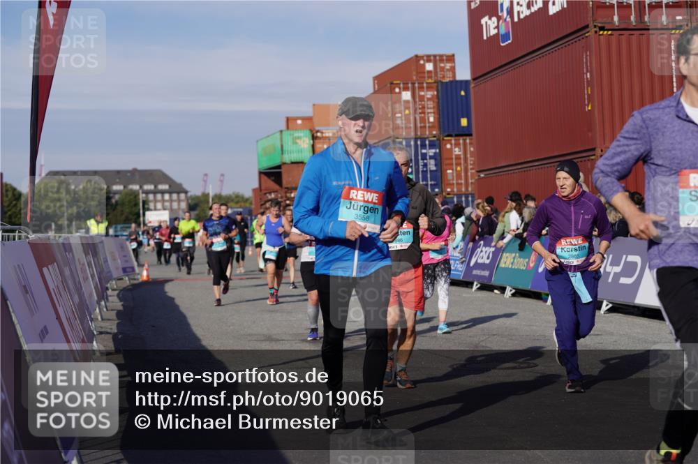 03.10.2025 - Köhlbrandbrückenlauf Michael Burmester http://msf.ph/oto/9019065 03.10.2025 10:19:18 Ziel 1310, 1502, 1531, 1556, 1690, 1803, 2231, 2421, 2885, 2886, 3031, 3239, 3558, 3676, 3815, 3828 meine-sportfotos.de