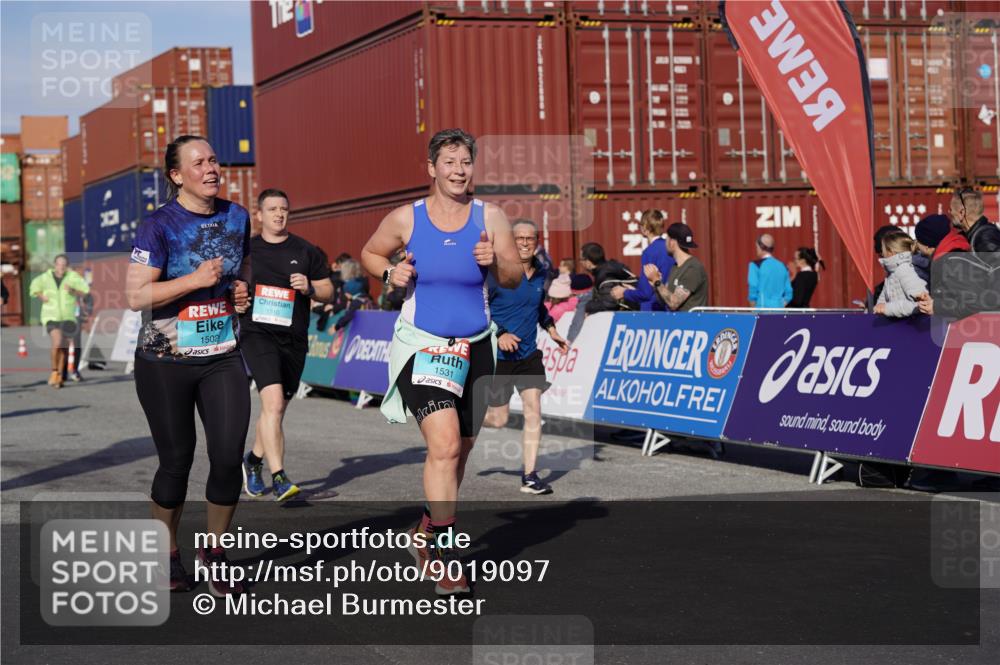 03.10.2025 - Köhlbrandbrückenlauf Michael Burmester http://msf.ph/oto/9019097 03.10.2025 10:19:23 Ziel 1287, 1310, 1502, 1531, 1690, 1810, 1859, 1866, 1995, 2885, 2949, 3239, 3489, 3786, 3815, 3828 meine-sportfotos.de