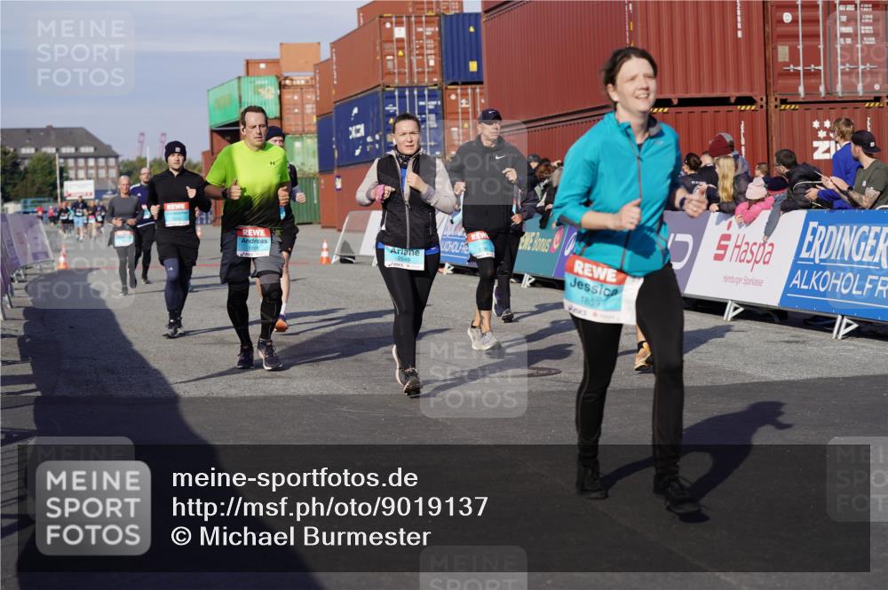 03.10.2025 - Köhlbrandbrückenlauf Michael Burmester http://msf.ph/oto/9019137 03.10.2025 10:19:28 Ziel 1124, 1287, 1310, 1502, 1531, 1687, 1690, 1810, 1859, 1866, 1995, 2435, 2949, 3489, 3786 meine-sportfotos.de