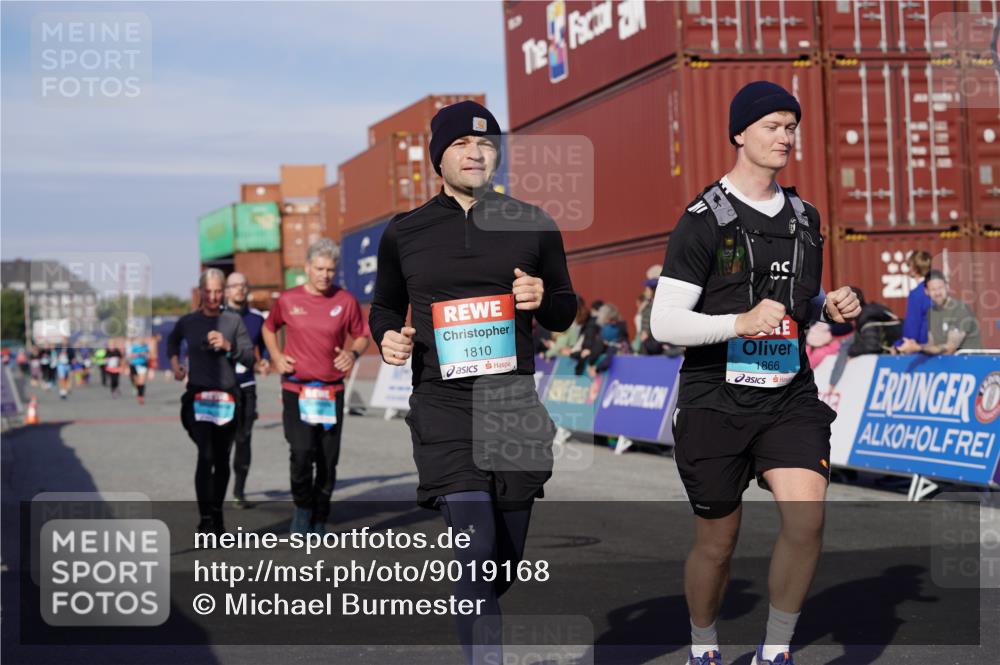 03.10.2025 - Köhlbrandbrückenlauf Michael Burmester http://msf.ph/oto/9019168 03.10.2025 10:19:32 Ziel 1124, 1287, 1687, 1810, 1866, 1884, 1995, 2435, 2949, 3489, 3786 meine-sportfotos.de