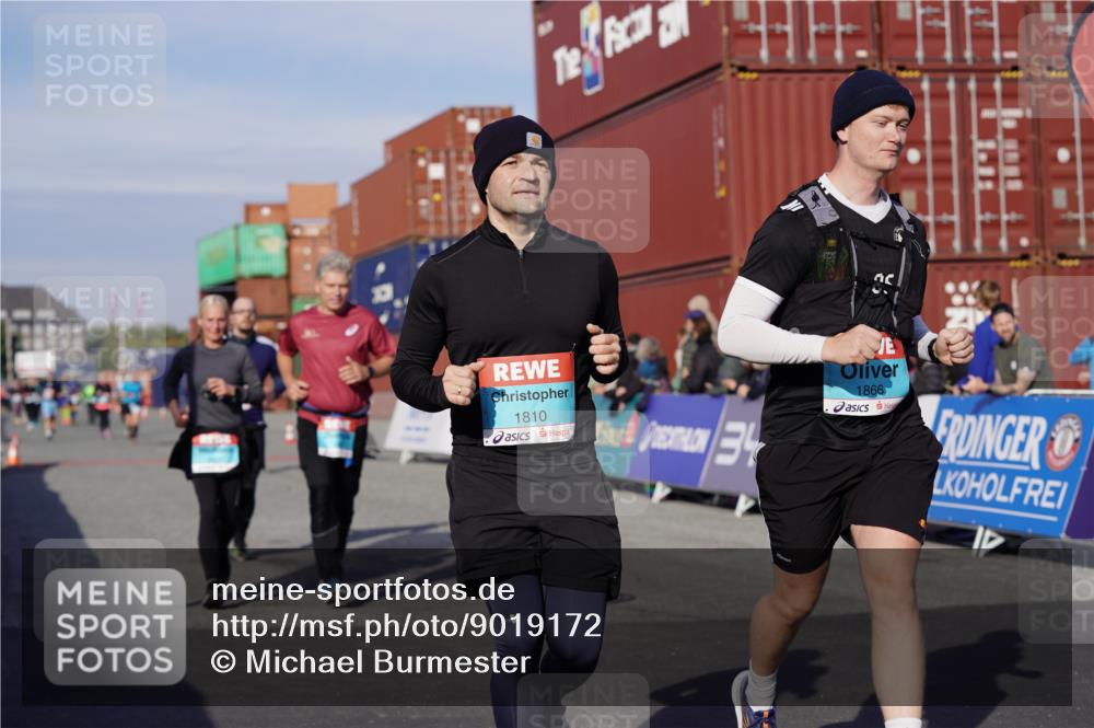 03.10.2025 - Köhlbrandbrückenlauf Michael Burmester http://msf.ph/oto/9019172 03.10.2025 10:19:32 Ziel 1124, 1287, 1687, 1810, 1866, 1884, 1995, 2435, 2949, 3489, 3786 meine-sportfotos.de