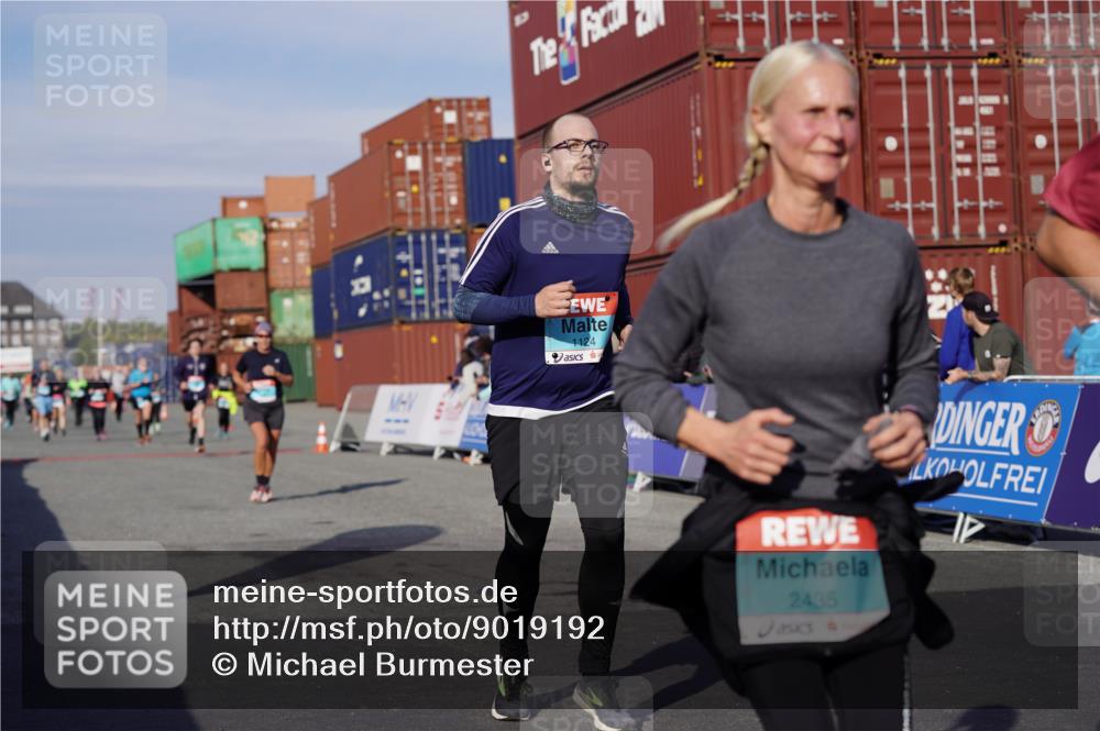 03.10.2025 - Köhlbrandbrückenlauf Michael Burmester http://msf.ph/oto/9019192 03.10.2025 10:19:35 Ziel 1124, 1687, 1810, 1866, 1884, 2435 meine-sportfotos.de