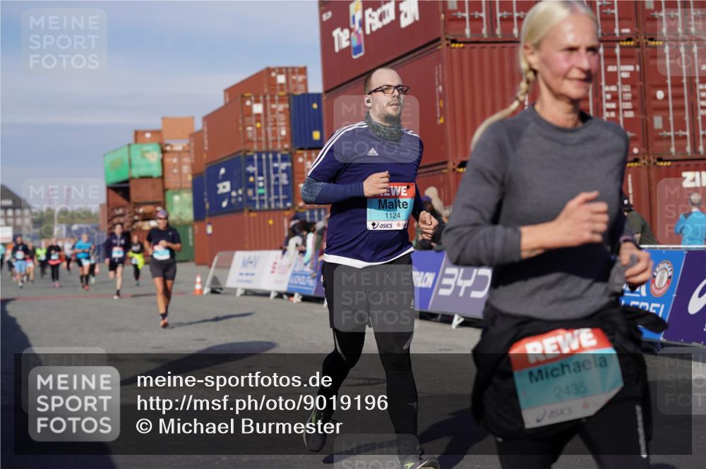 03.10.2025 - Köhlbrandbrückenlauf Michael Burmester http://msf.ph/oto/9019196 03.10.2025 10:19:35 Ziel 1124, 1687, 1810, 1866, 1884, 2435 meine-sportfotos.de