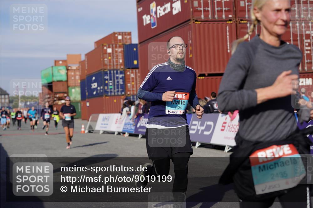 03.10.2025 - Köhlbrandbrückenlauf Michael Burmester http://msf.ph/oto/9019199 03.10.2025 10:19:35 Ziel 1124, 1687, 1810, 1866, 1884, 2435 meine-sportfotos.de