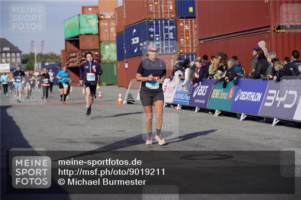 03.10.2025 - Köhlbrandbrückenlauf Michael Burmester http://msf.ph/oto/9019211 03.10.2025 10:19:37 Ziel 1124, 1687, 1725, 1884, 2435, 2500 meine-sportfotos.de