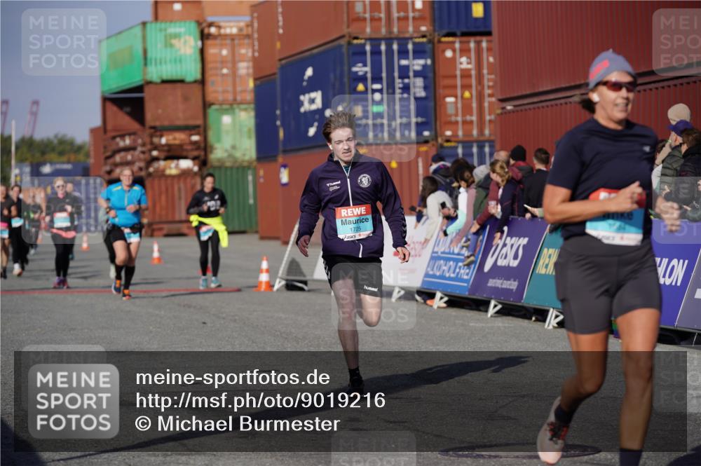 03.10.2025 - Köhlbrandbrückenlauf Michael Burmester http://msf.ph/oto/9019216 03.10.2025 10:19:39 Ziel 1124, 1725, 1884, 2243, 2500 meine-sportfotos.de