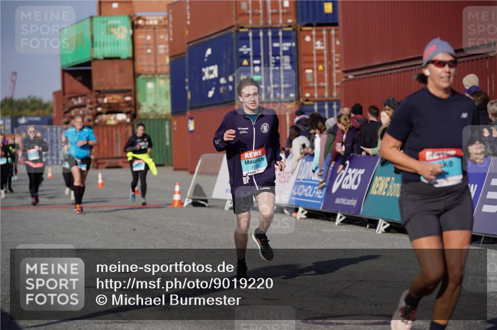 03.10.2025 - Köhlbrandbrückenlauf Michael Burmester http://msf.ph/oto/9019220 03.10.2025 10:19:39 Ziel 1124, 1725, 1884, 2243, 2500 meine-sportfotos.de