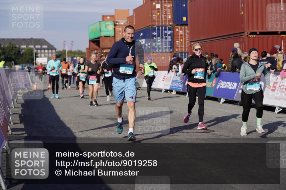 03.10.2025 - Köhlbrandbrückenlauf Michael Burmester http://msf.ph/oto/9019258 03.10.2025 10:19:48 Ziel 1479, 1503, 1547, 1725, 1743, 1861, 1917, 2051, 2243, 2500, 2674, 3529, 3796 meine-sportfotos.de
