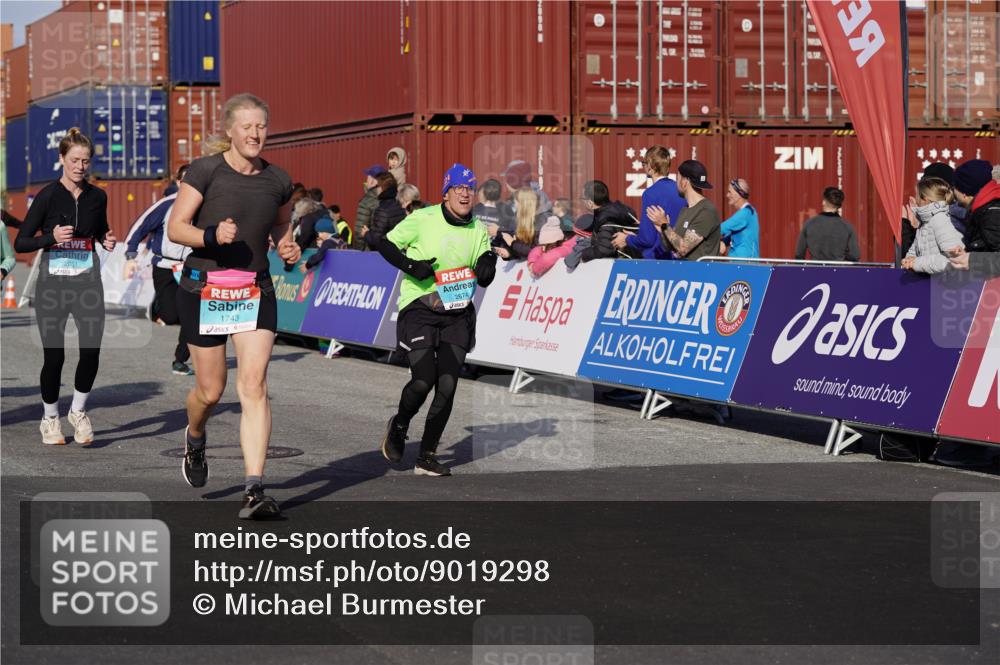 03.10.2025 - Köhlbrandbrückenlauf Michael Burmester http://msf.ph/oto/9019298 03.10.2025 10:19:52 Ziel 1282, 1479, 1503, 1547, 1585, 1593, 1672, 1743, 1795, 1811, 1861, 1917, 2051, 2674, 3529, 3736, 3770, 3796 meine-sportfotos.de