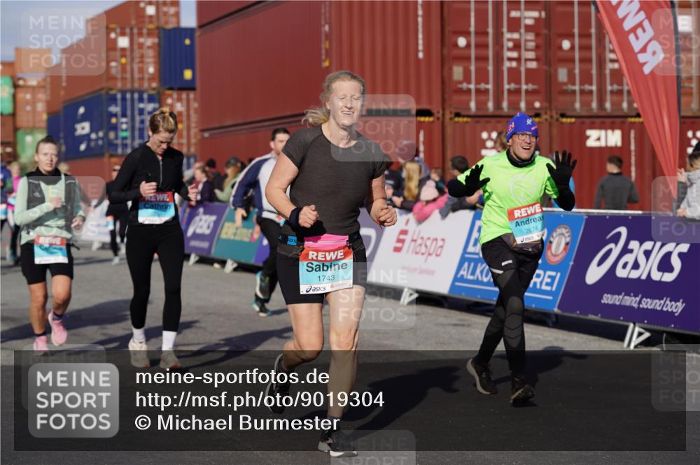 03.10.2025 - Köhlbrandbrückenlauf Michael Burmester http://msf.ph/oto/9019304 03.10.2025 10:19:52 Ziel 1282, 1479, 1503, 1547, 1585, 1593, 1672, 1743, 1795, 1811, 1861, 1917, 2051, 2674, 3529, 3736, 3770, 3796 meine-sportfotos.de