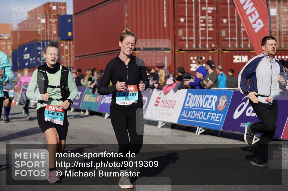 03.10.2025 - Köhlbrandbrückenlauf Michael Burmester http://msf.ph/oto/9019309 03.10.2025 10:19:54 Ziel 1282, 1479, 1503, 1585, 1593, 1672, 1743, 1795, 1811, 1861, 2051, 2674, 3529, 3736, 3770 meine-sportfotos.de