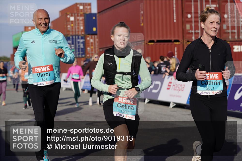 03.10.2025 - Köhlbrandbrückenlauf Michael Burmester http://msf.ph/oto/9019313 03.10.2025 10:19:54 Ziel 1282, 1479, 1503, 1585, 1593, 1672, 1743, 1795, 1811, 1861, 2051, 2674, 3529, 3736, 3770 meine-sportfotos.de