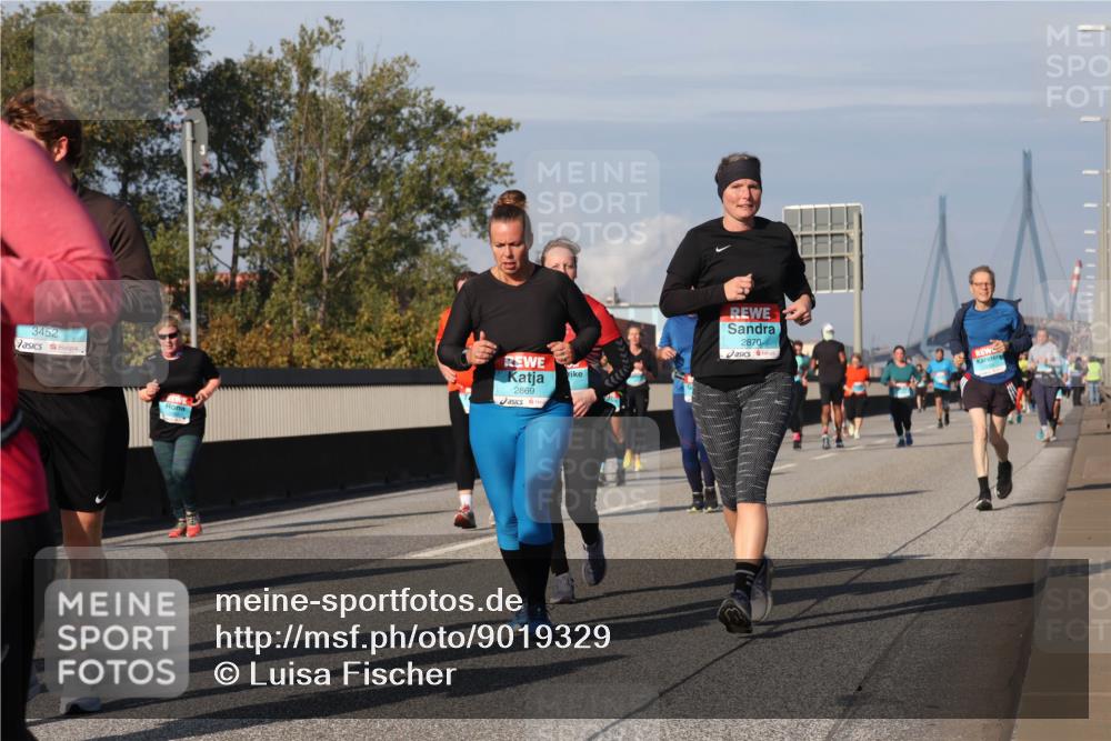 03.10.2025 - Köhlbrandbrückenlauf Luisa Fischer http://msf.ph/oto/9019329 03.10.2025 11:09:58 Position 3 3452, 2869, 2870 meine-sportfotos.de