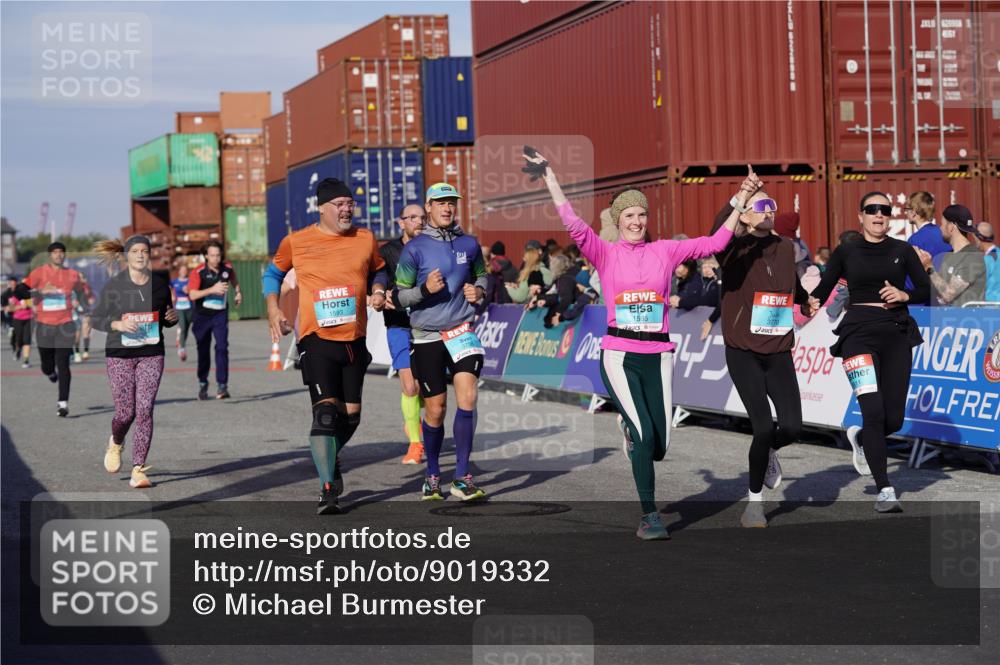 03.10.2025 - Köhlbrandbrückenlauf Michael Burmester http://msf.ph/oto/9019332 03.10.2025 10:19:56 Ziel 1282, 1503, 1585, 1593, 1672, 1743, 1795, 1811, 1861, 2051, 2674, 3407, 3529, 3736, 3770, 3840 meine-sportfotos.de