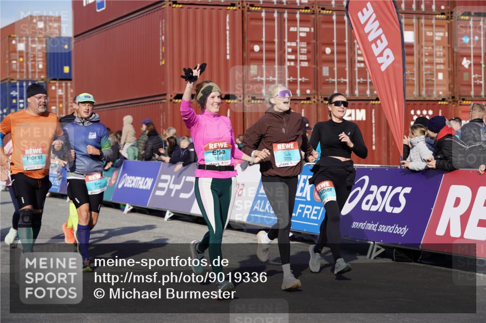 03.10.2025 - Köhlbrandbrückenlauf Michael Burmester http://msf.ph/oto/9019336 03.10.2025 10:19:57 Ziel 1282, 1503, 1585, 1593, 1672, 1795, 1811, 1861, 2674, 3407, 3529, 3736, 3770, 3840 meine-sportfotos.de