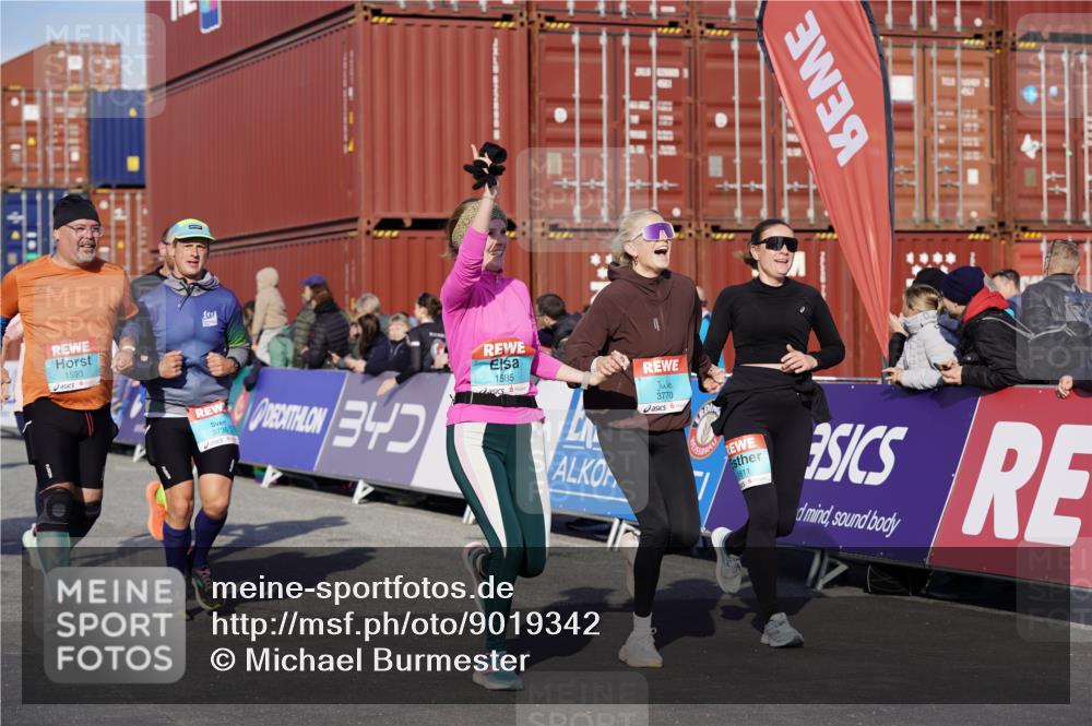 03.10.2025 - Köhlbrandbrückenlauf Michael Burmester http://msf.ph/oto/9019342 03.10.2025 10:19:57 Ziel 1282, 1503, 1585, 1593, 1672, 1795, 1811, 1861, 2674, 3407, 3529, 3736, 3770, 3840 meine-sportfotos.de
