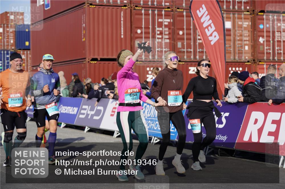 03.10.2025 - Köhlbrandbrückenlauf Michael Burmester http://msf.ph/oto/9019346 03.10.2025 10:19:57 Ziel 1282, 1503, 1585, 1593, 1672, 1795, 1811, 1861, 2674, 3407, 3529, 3736, 3770, 3840 meine-sportfotos.de