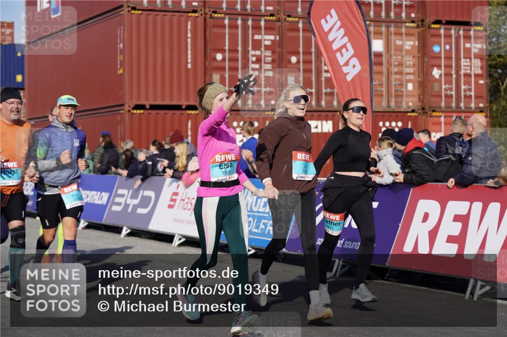 03.10.2025 - Köhlbrandbrückenlauf Michael Burmester http://msf.ph/oto/9019349 03.10.2025 10:19:57 Ziel 1282, 1503, 1585, 1593, 1672, 1795, 1811, 1861, 2674, 3407, 3529, 3736, 3770, 3840 meine-sportfotos.de