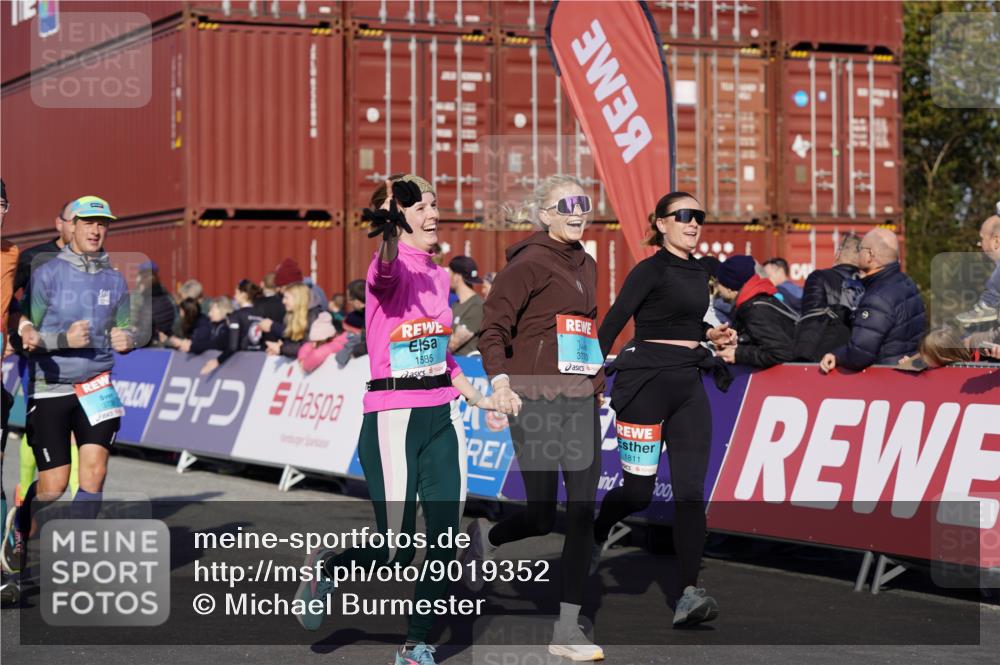03.10.2025 - Köhlbrandbrückenlauf Michael Burmester http://msf.ph/oto/9019352 03.10.2025 10:19:57 Ziel 1282, 1503, 1585, 1593, 1672, 1795, 1811, 1861, 2674, 3407, 3529, 3736, 3770, 3840 meine-sportfotos.de