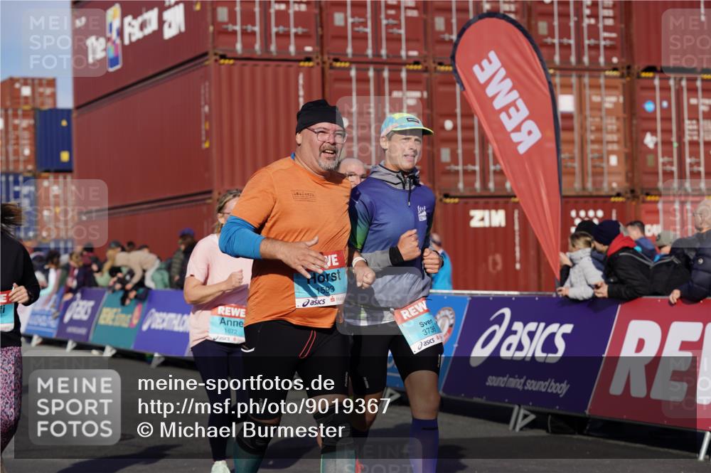 03.10.2025 - Köhlbrandbrückenlauf Michael Burmester http://msf.ph/oto/9019367 03.10.2025 10:19:59 Ziel 1282, 1585, 1593, 1672, 1795, 1811, 2055, 3407, 3417, 3529, 3697, 3736, 3770, 3840 meine-sportfotos.de