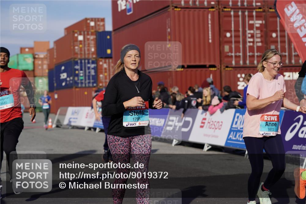 03.10.2025 - Köhlbrandbrückenlauf Michael Burmester http://msf.ph/oto/9019372 03.10.2025 10:19:59 Ziel 1282, 1585, 1593, 1672, 1795, 1811, 2055, 3407, 3417, 3529, 3697, 3736, 3770, 3840 meine-sportfotos.de