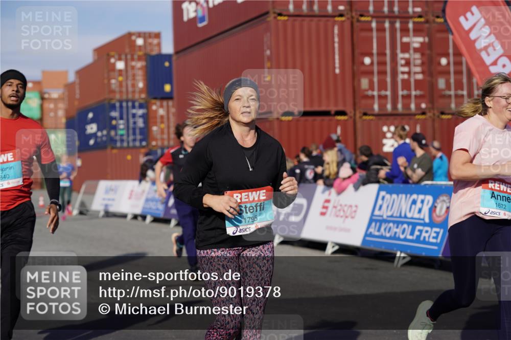 03.10.2025 - Köhlbrandbrückenlauf Michael Burmester http://msf.ph/oto/9019378 03.10.2025 10:20:00 Ziel 1282, 1585, 1593, 1672, 1795, 1811, 2055, 3407, 3417, 3529, 3697, 3736, 3770, 3840 meine-sportfotos.de