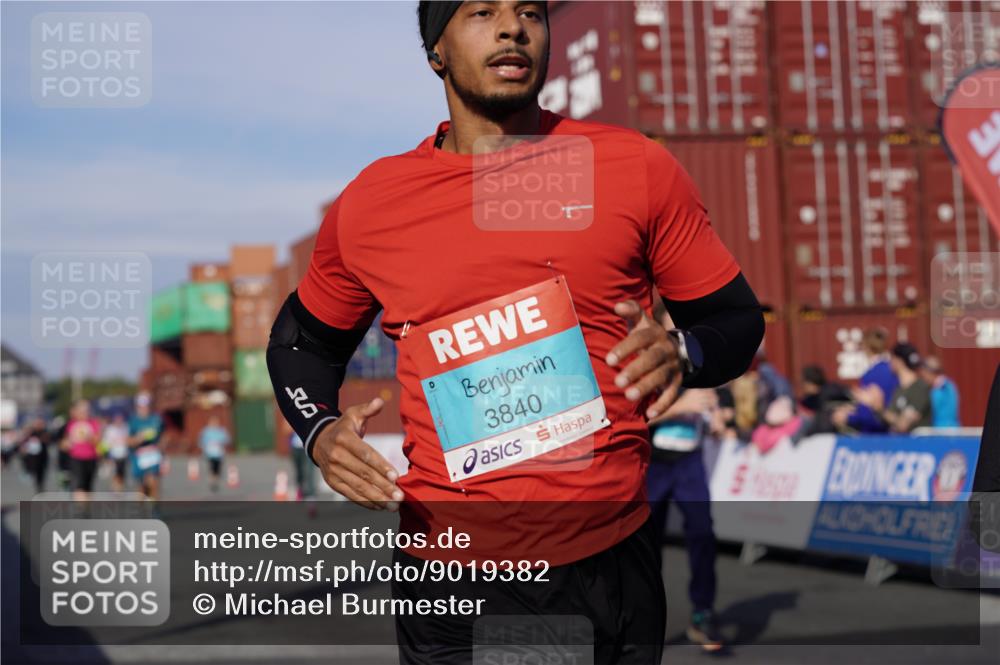 03.10.2025 - Köhlbrandbrückenlauf Michael Burmester http://msf.ph/oto/9019382 03.10.2025 10:20:00 Ziel 1282, 1585, 1593, 1672, 1795, 1811, 2055, 3407, 3417, 3529, 3697, 3736, 3770, 3840 meine-sportfotos.de