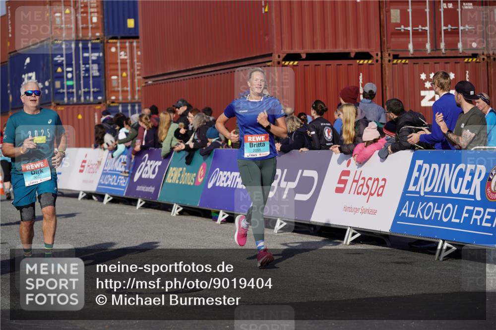 03.10.2025 - Köhlbrandbrückenlauf Michael Burmester http://msf.ph/oto/9019404 03.10.2025 10:20:05 Ziel 1576, 1737, 1746, 2018, 2055, 2854, 2855, 3407, 3417, 3697, 3840 meine-sportfotos.de
